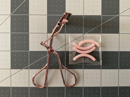 Jenny Patinkin The Big Reveal ® Eyelash Curler for Hooded Eyes, Deep Set Eyes – Precision & Professional Eyelash Curler for Difficult Eye Shapes with Replacement Silicone Pad, Nickel Free